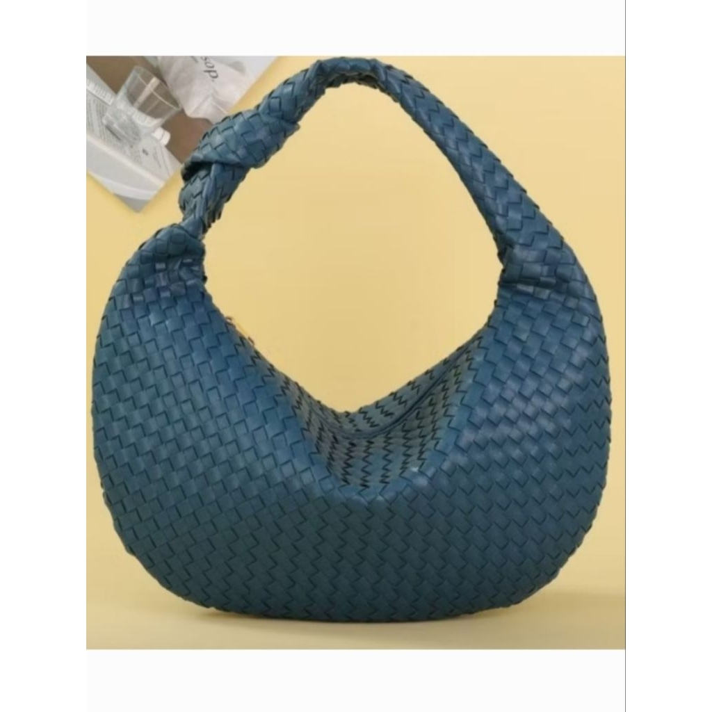 Hobo bag / tas anyam warna misty blue ( baru )