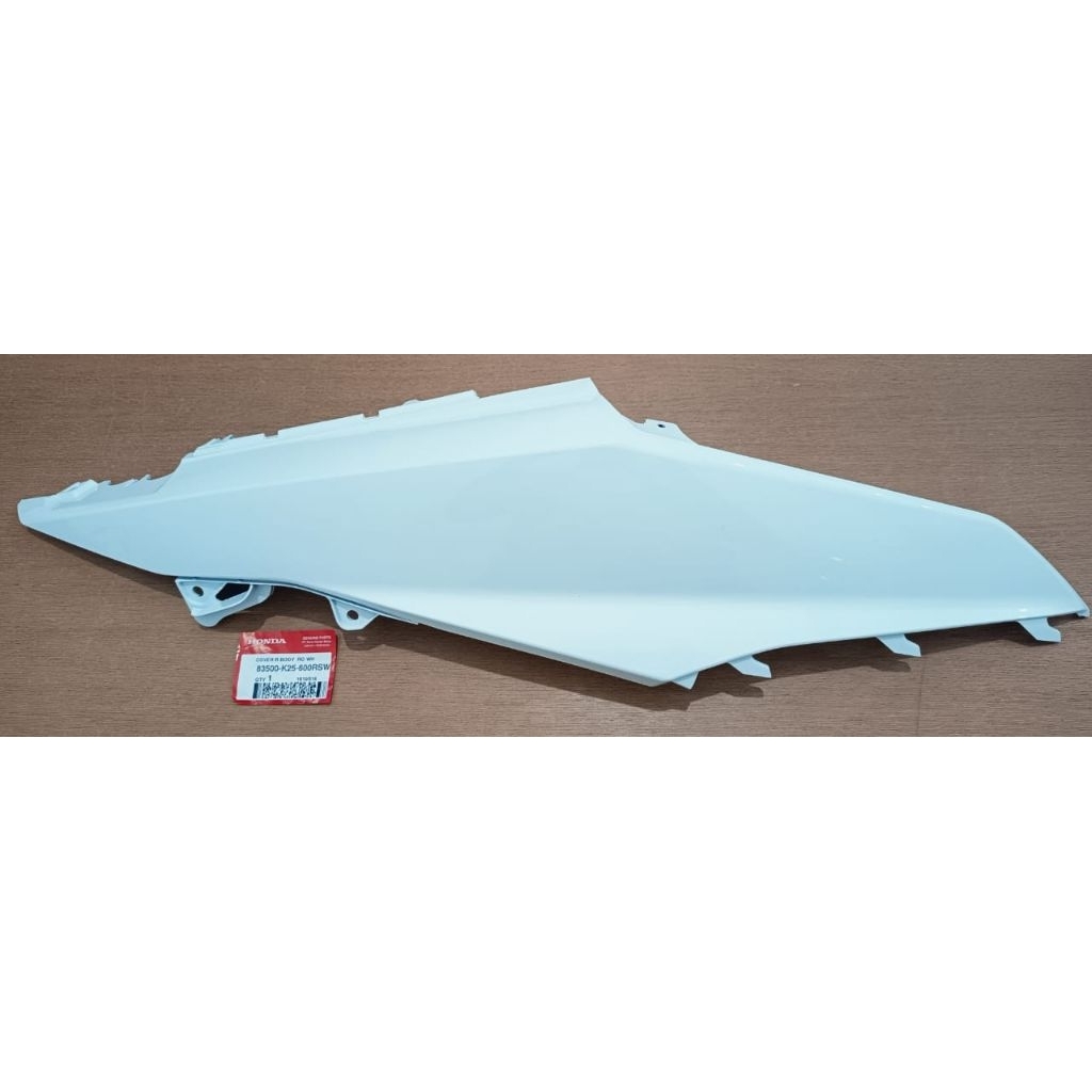 Cover Body Kanan Putih Mutiara – Honda Beat eSP (2014–2016)Original Part 83500K25600RSW