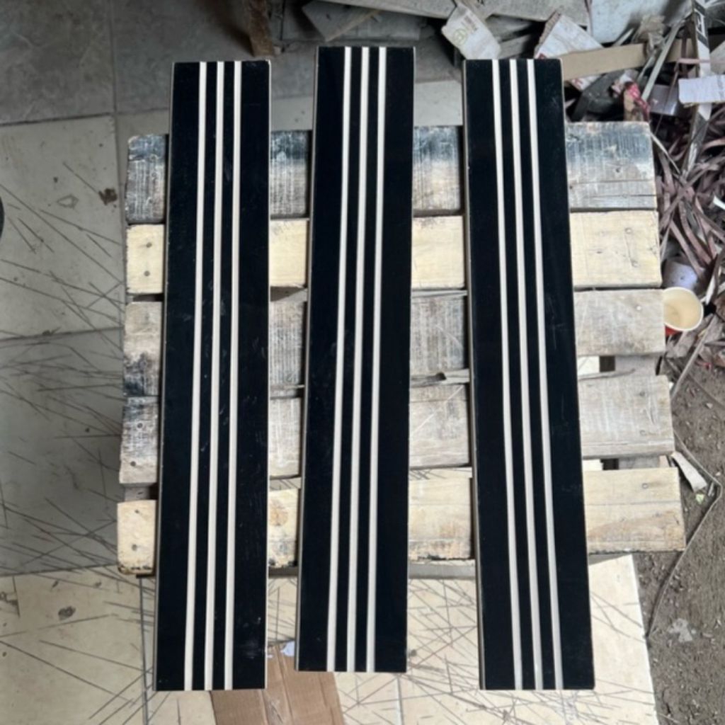 stepnosing granit Lis plint hitam polos glossy 10x60