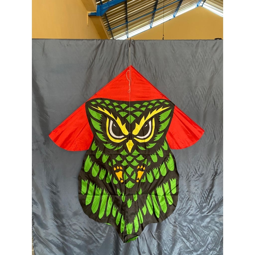 Layang layang hias kain motif celepuk besar