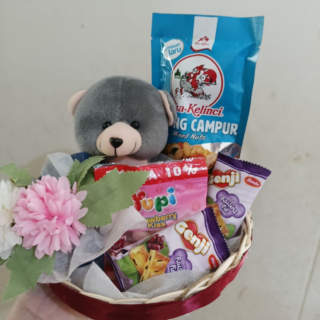 (READY - langsung proses) bucket snack wisuda| buket  artificial|| mini gift boneka   /buket ulang t