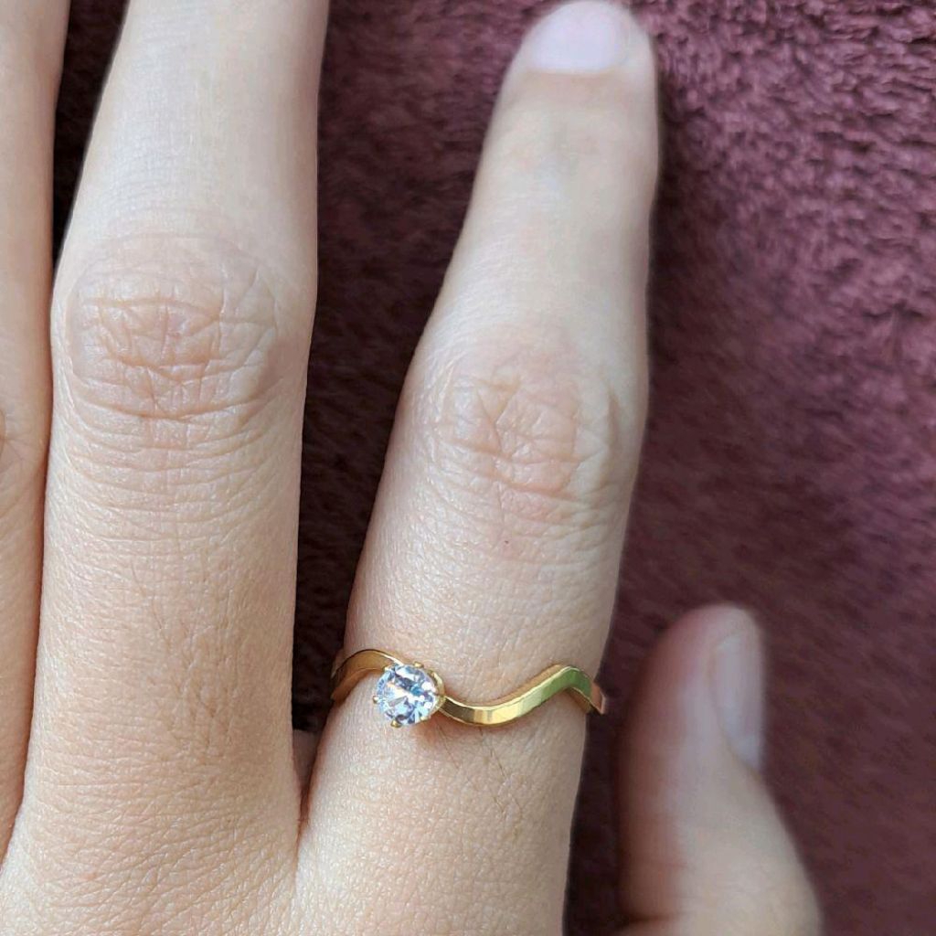 Cincin Titanium Wanita Bergelombang-gelombang Anti Karat Anti Luntur cocok dipakai dan dibawa kemana