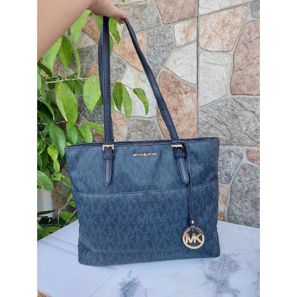 PRELOVED TOTE BAG MK Navy Signature lengkap dengan Bag Charm