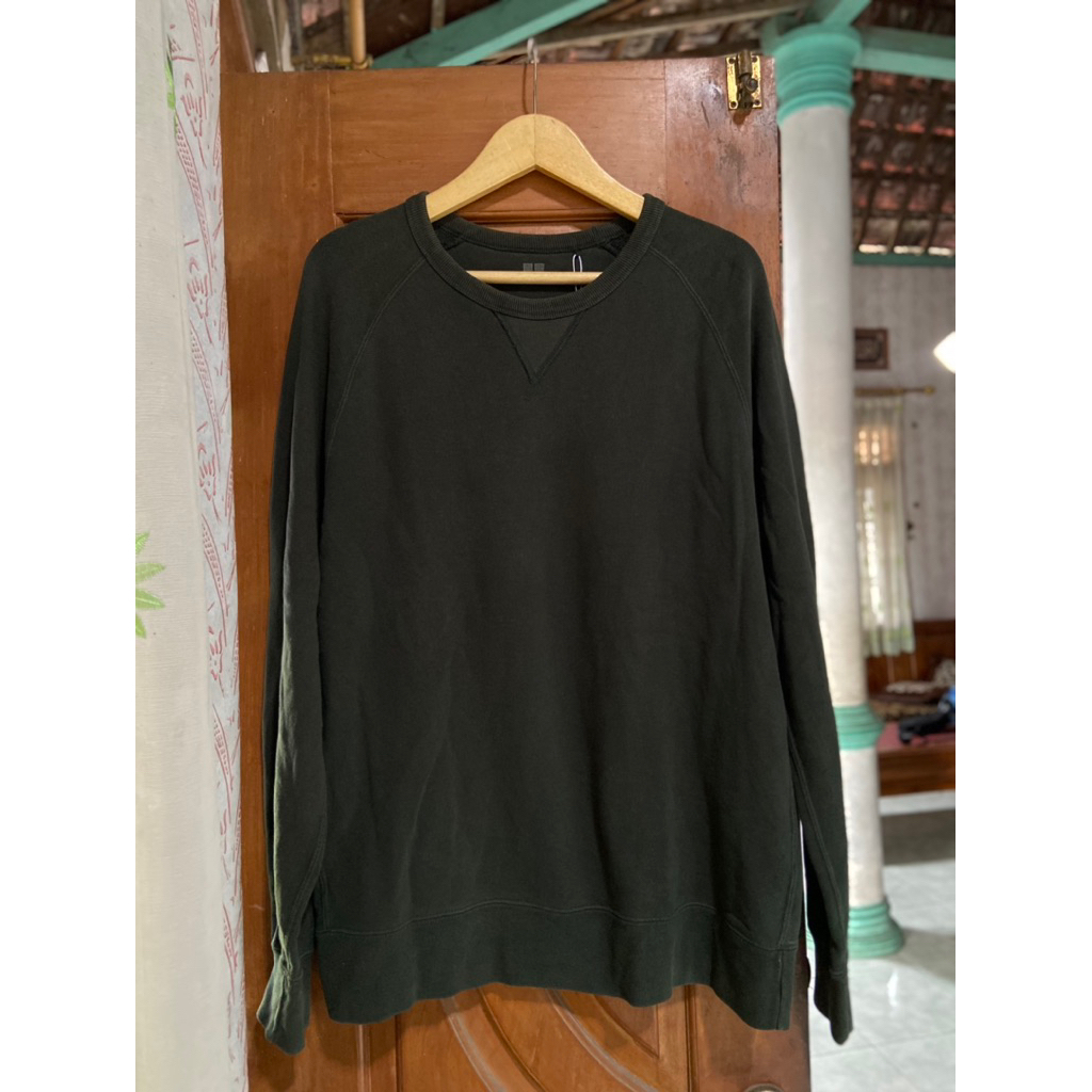 Crewneck Uniqlo Hijau army gelap size L