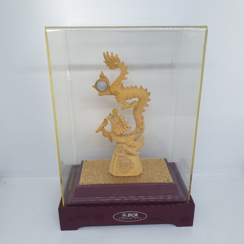 Patung Naga Berwarna Keemasan BCA Prioritas Dalam Box Akrilik - Pajangan Hoki & Koleksi