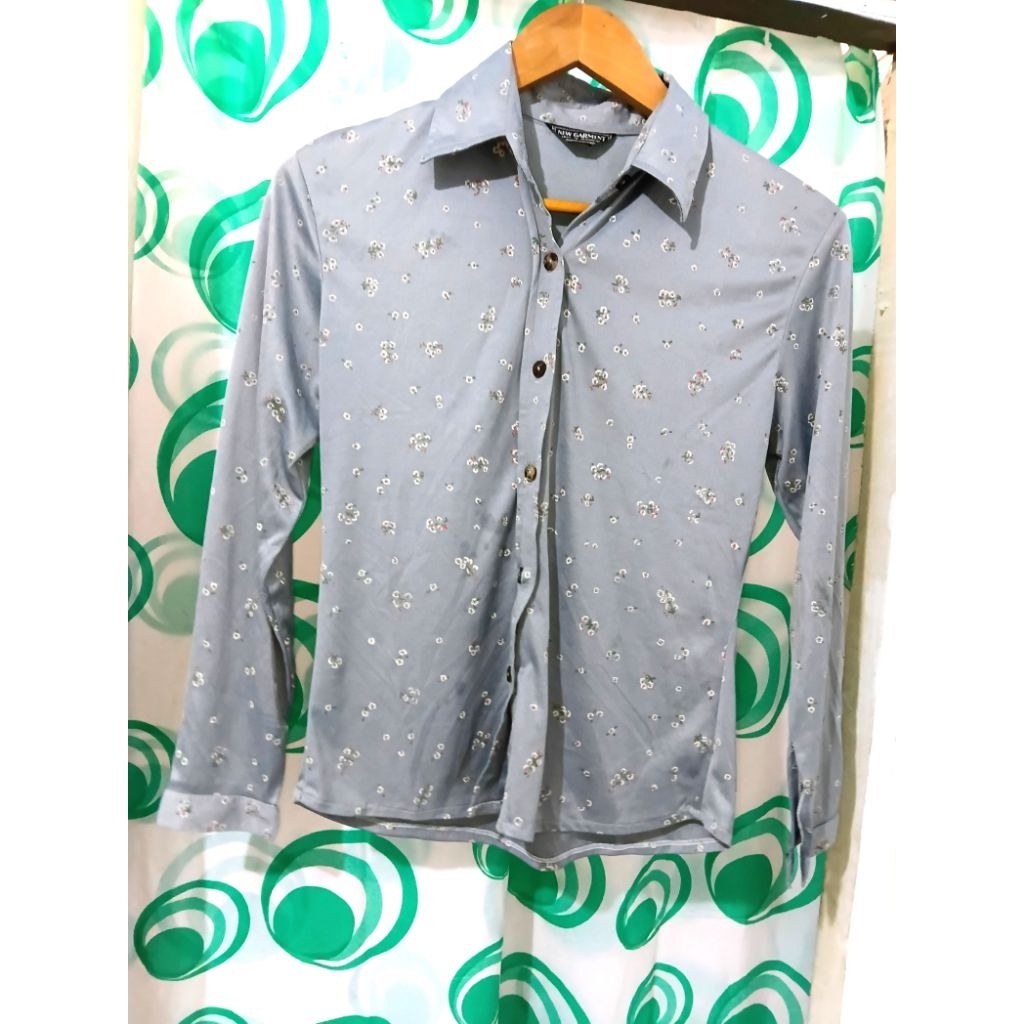 kemeja wanita motif bunga kecil ( preloved )