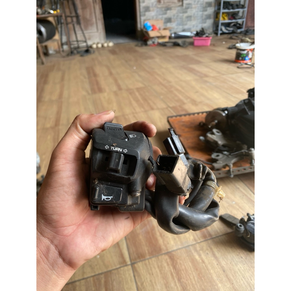 HOLDER KIRI CBR250R ORIGINAL LEPASAN MOTOR