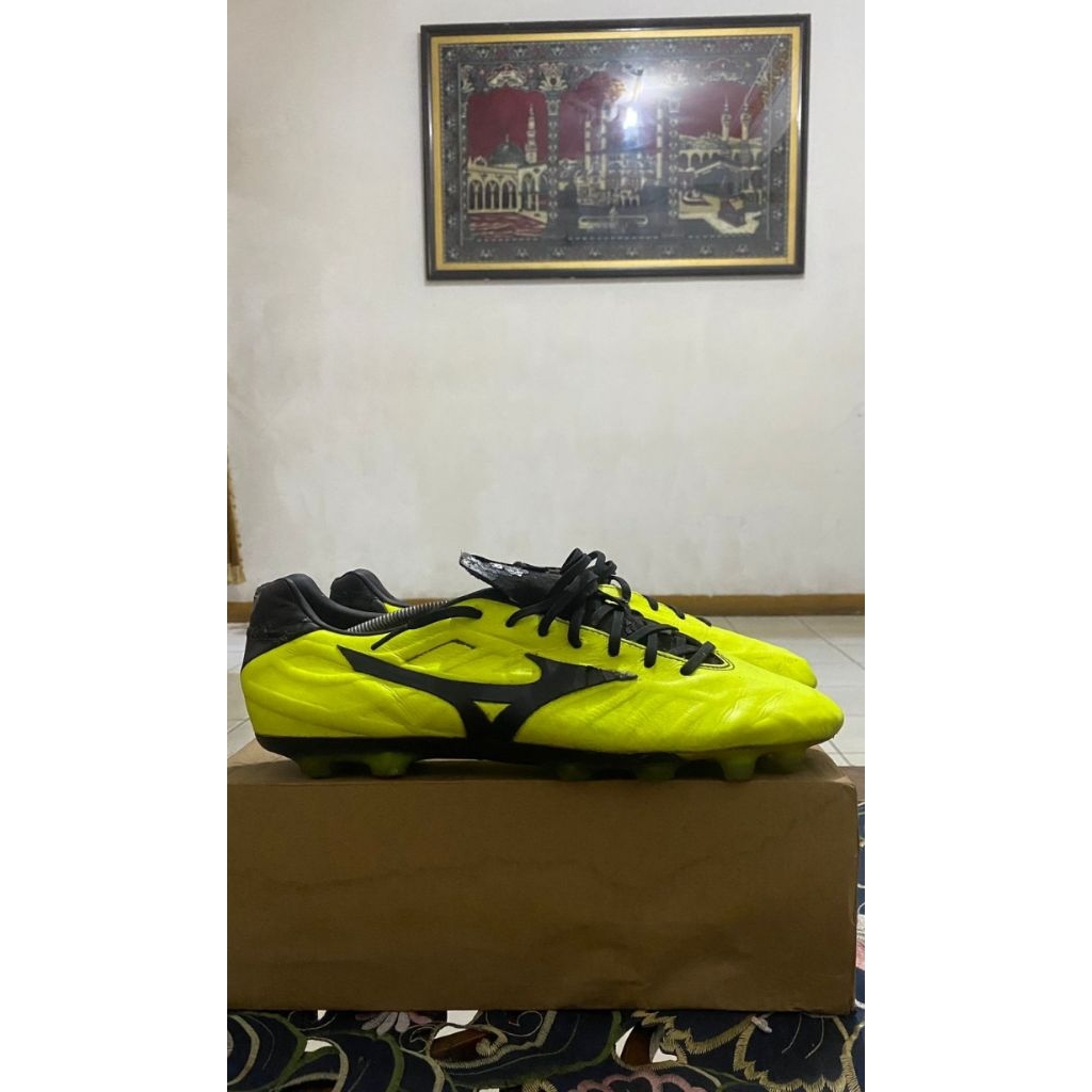 Sepatu bola mizuno rebula v1 japan