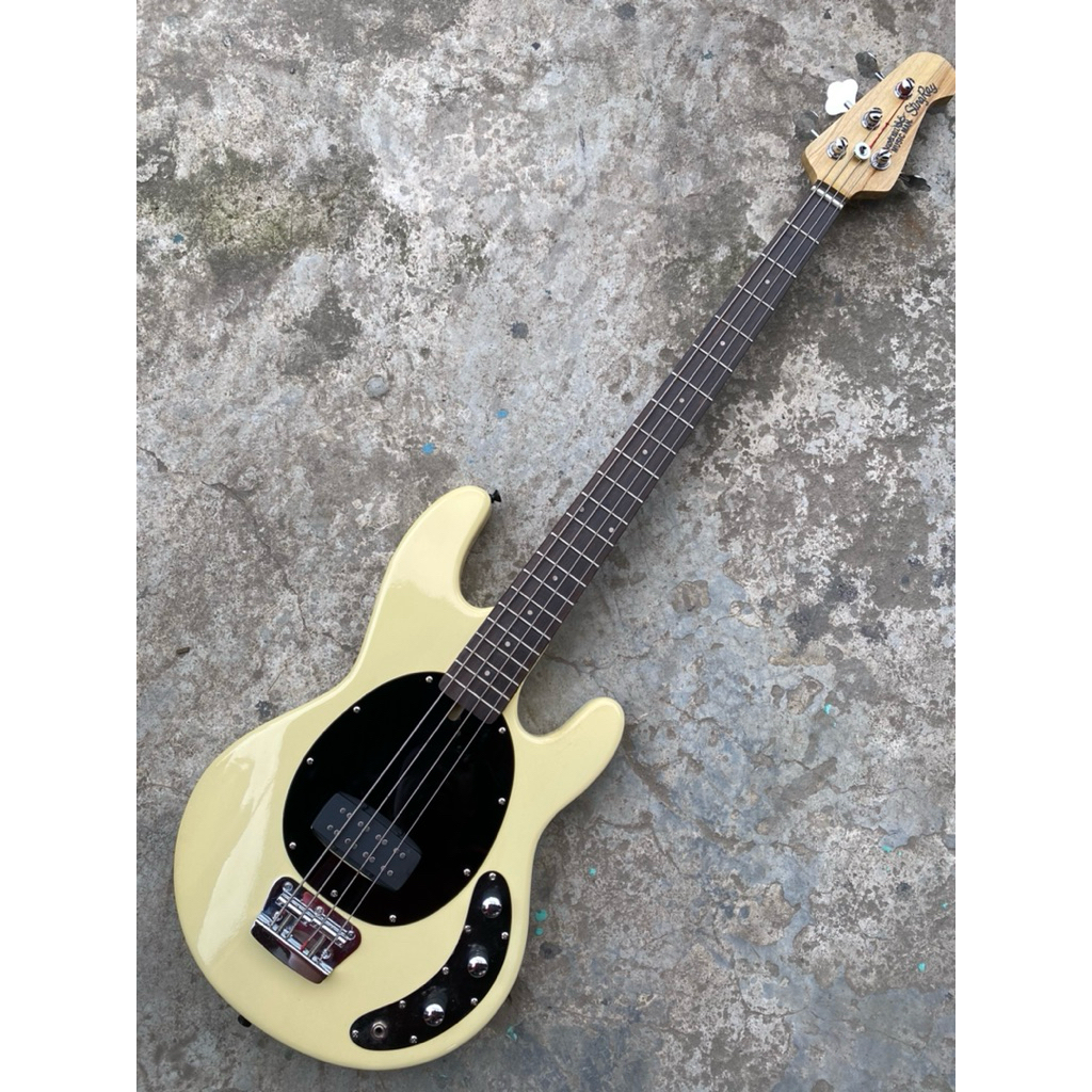 Bass ErnieBall Musicman  Stingray HQ Second