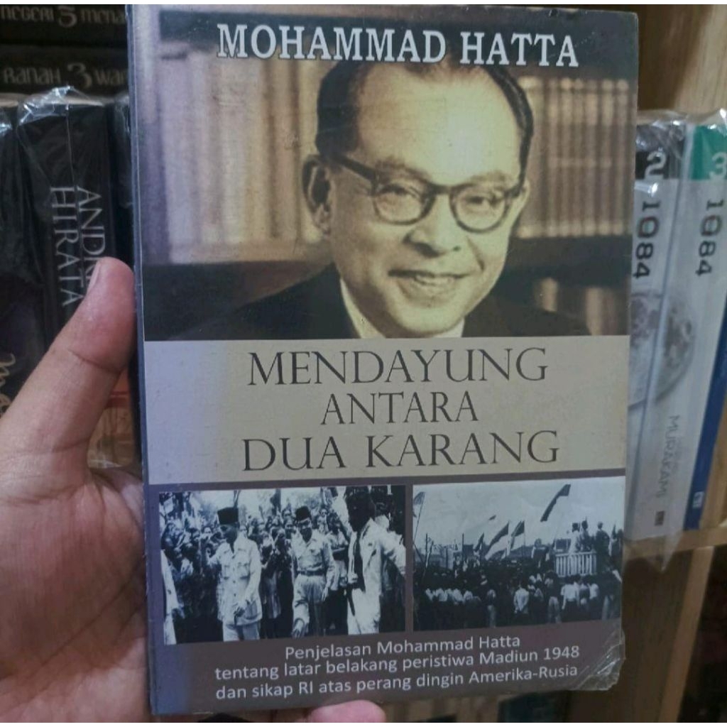 mendayung antara dua karang - muhammad hatta (original segel)