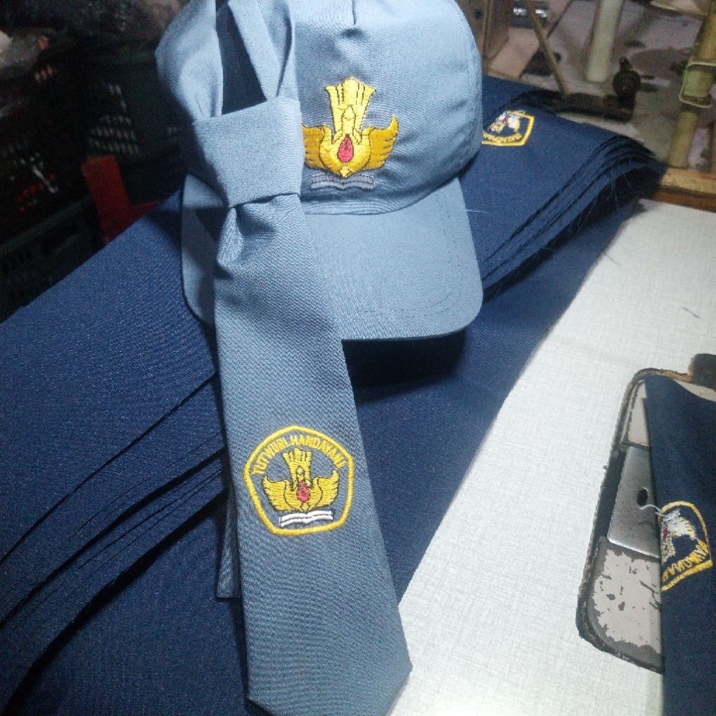 Dasi SMA & topi SMA