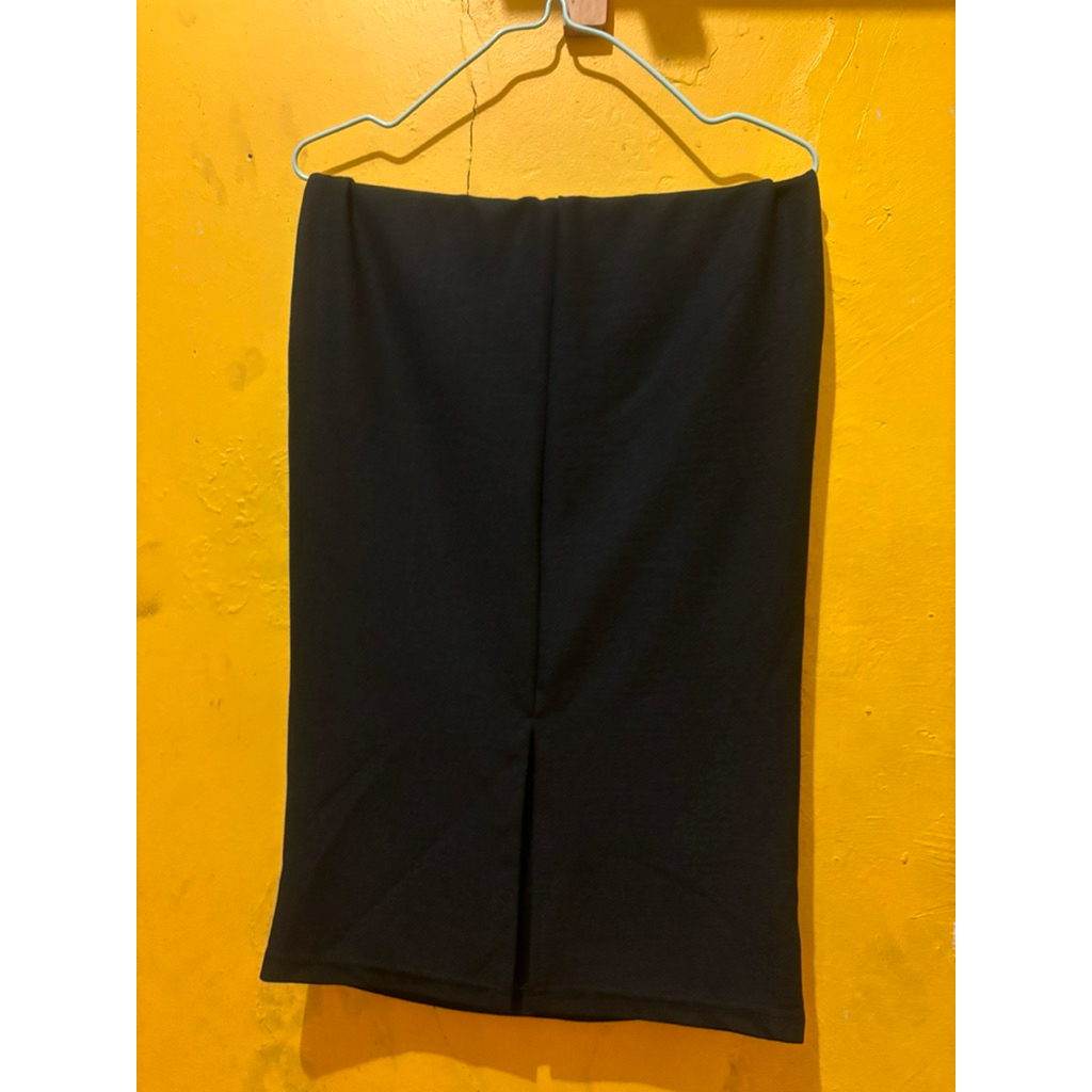 preloved ; SKIRT SPAN HITAM