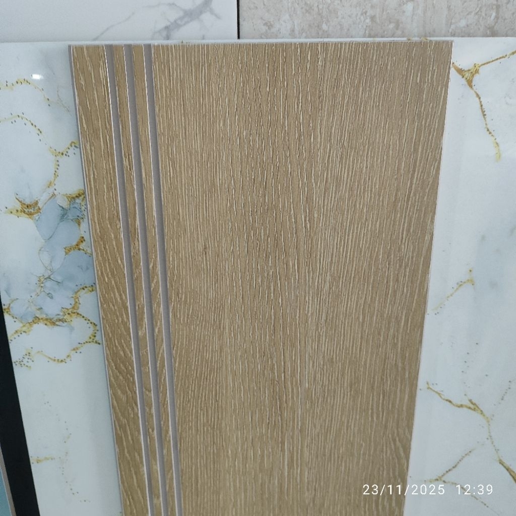 Granit Tangga Roman urat kayu 30x90 / 30x120