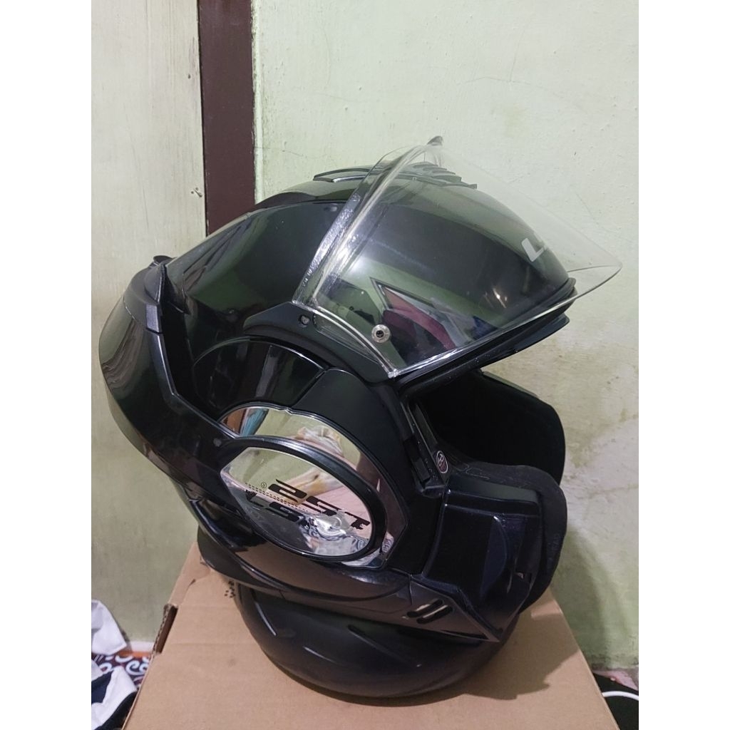 LS2 Valiant Black Glossy