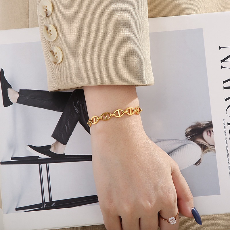 JK  Gelang Titanium Anti Pudar Desain Unik Hidung Babi Emas Rantai Chic Elegan Untuk Wanita