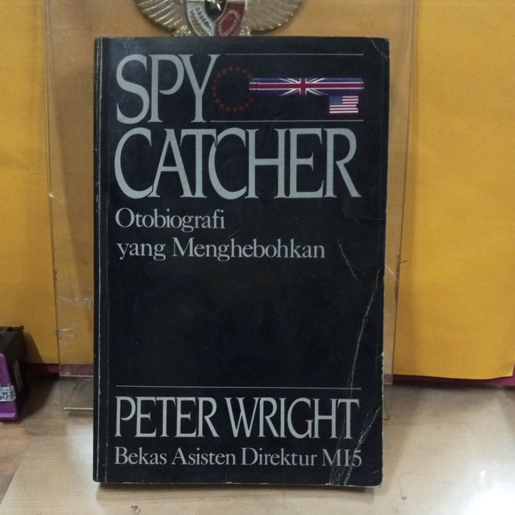 buku , spy catcher ,otobiografi yang menghebohkan oleh peter wright
