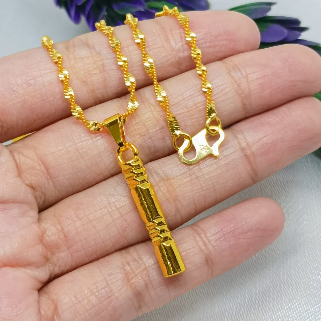 Kalung berbentuk batangan emas berlapis emas 24 karat baru dari Hong Kong.