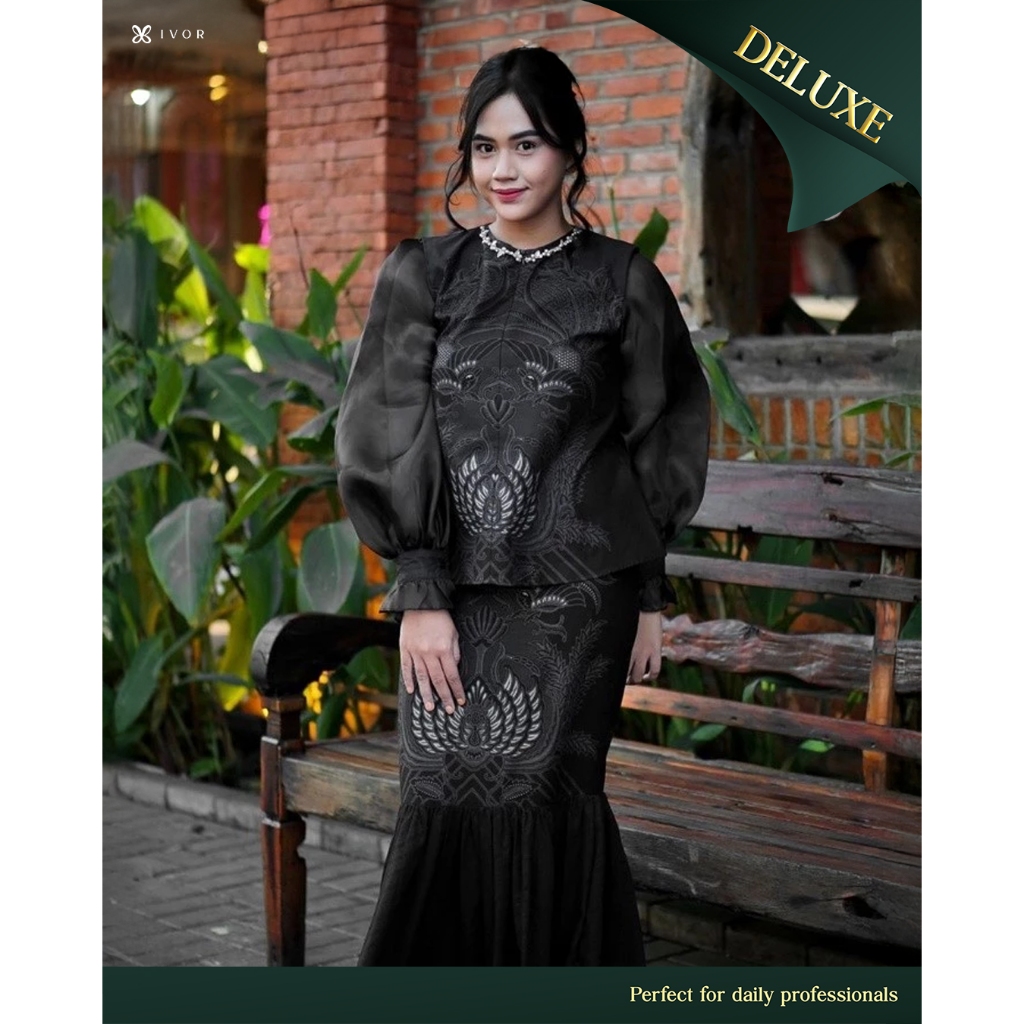 IVOR Pusaka Blouse Batik Wanita Hitam Lengan Panjang
