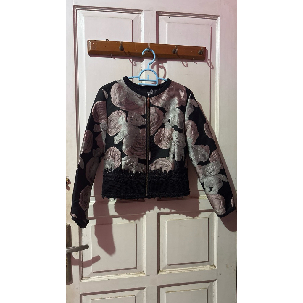 PRELOVED JAKET HITAM LOVE MOSCHINO