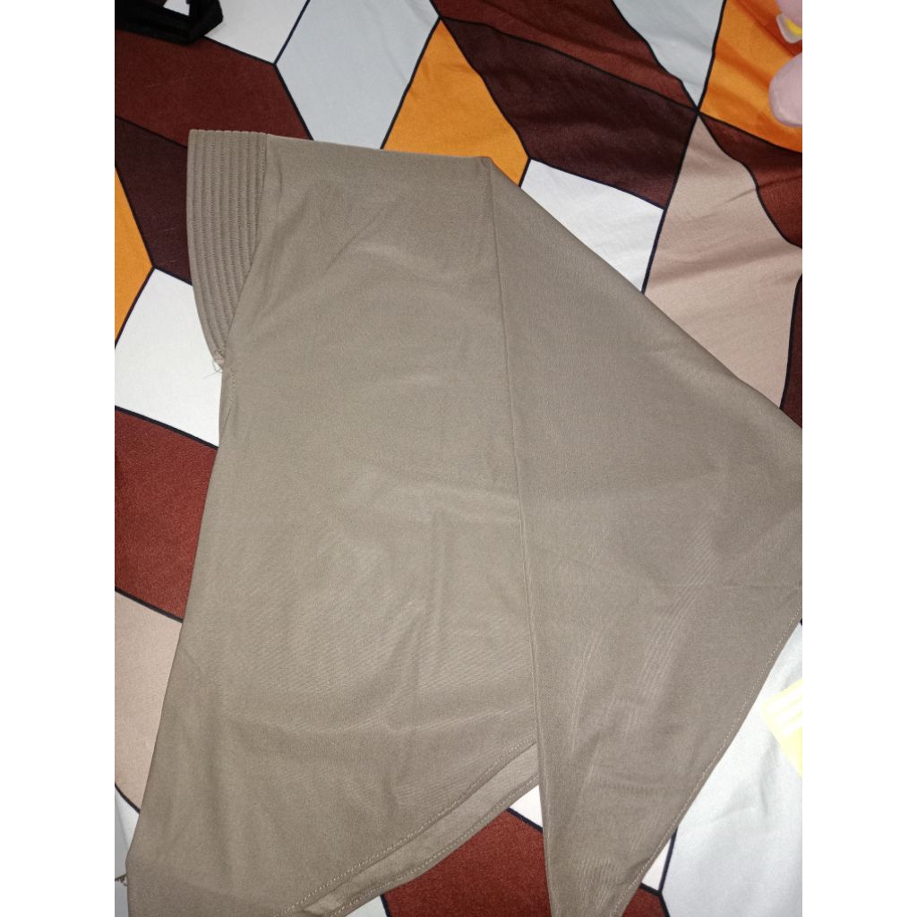 preLOVEd hijab sport warna milo & putih bahan jersey