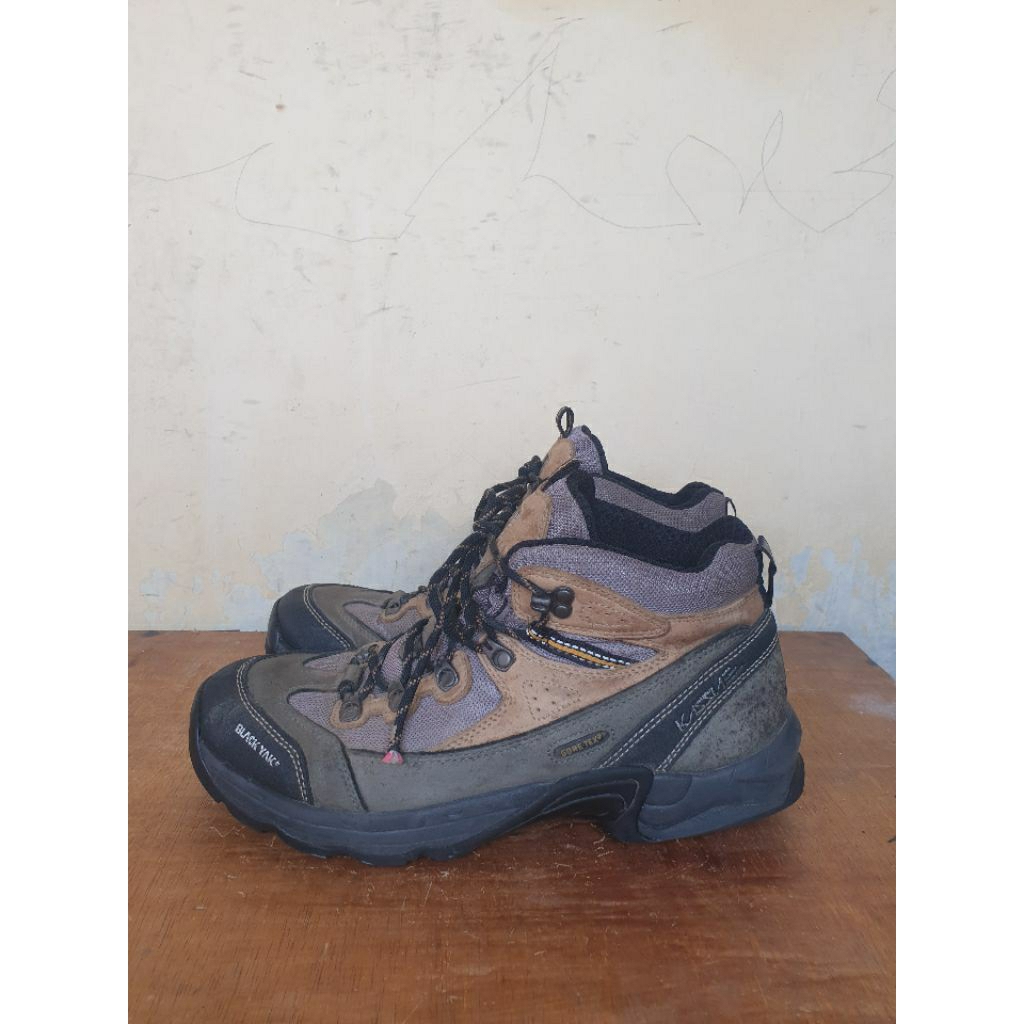 Sepatu Outdoor BlackYak Goretex Hiking Trekking Second Size 42