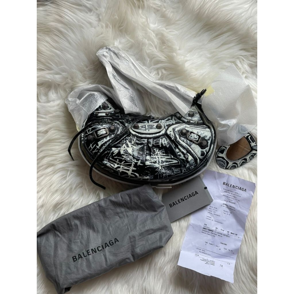 NEW SALE BALEN LE CAGOLE XS GRAFITTY REC 2025Sz 26 x 7 x 16 cm
With booklet, receipt, kaca , dustbag