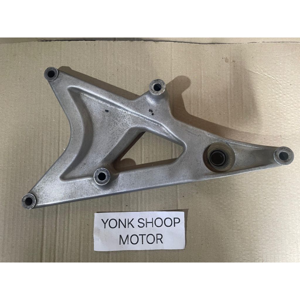 swing arm  knalpot/dudukan arm pinggir knalpot  Vario Kzr Vario/150 led old