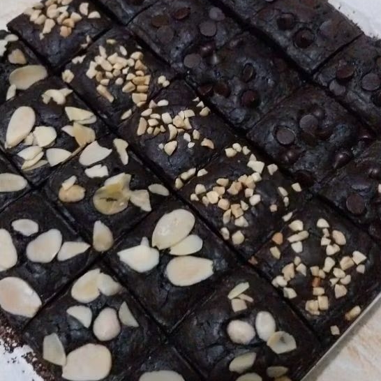 FUDGY BROWNIES BOX BESAR PREMIUM 20x20 | DAILY TREAT Topping Mewah Full | Brownies Sekat Lotus KitKa