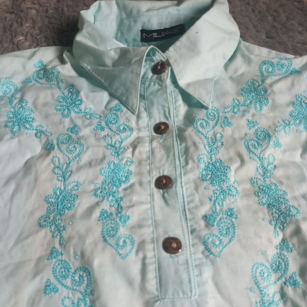 blouse biru muda