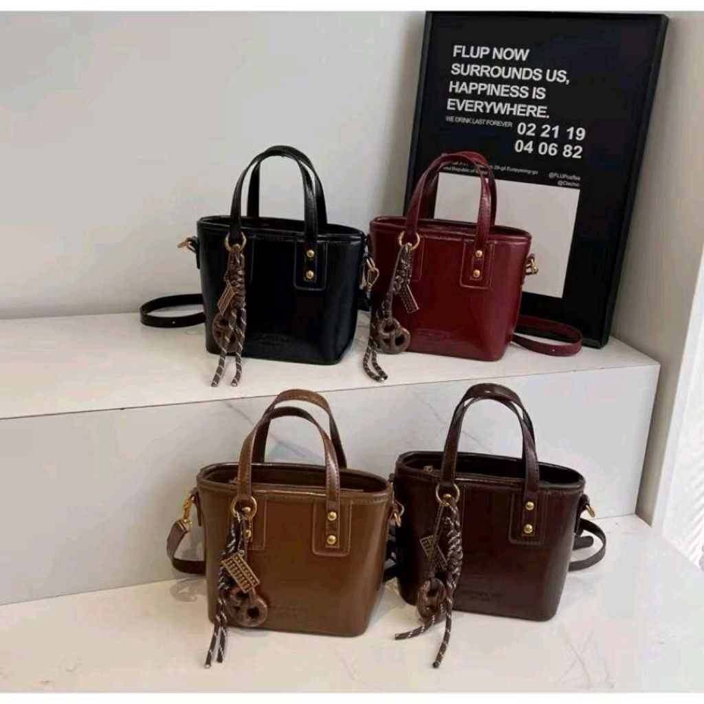 Tas Selempang Wanita Premium - Kulit Sintesis Elegan, Desain Kondangan, Warna Hitam