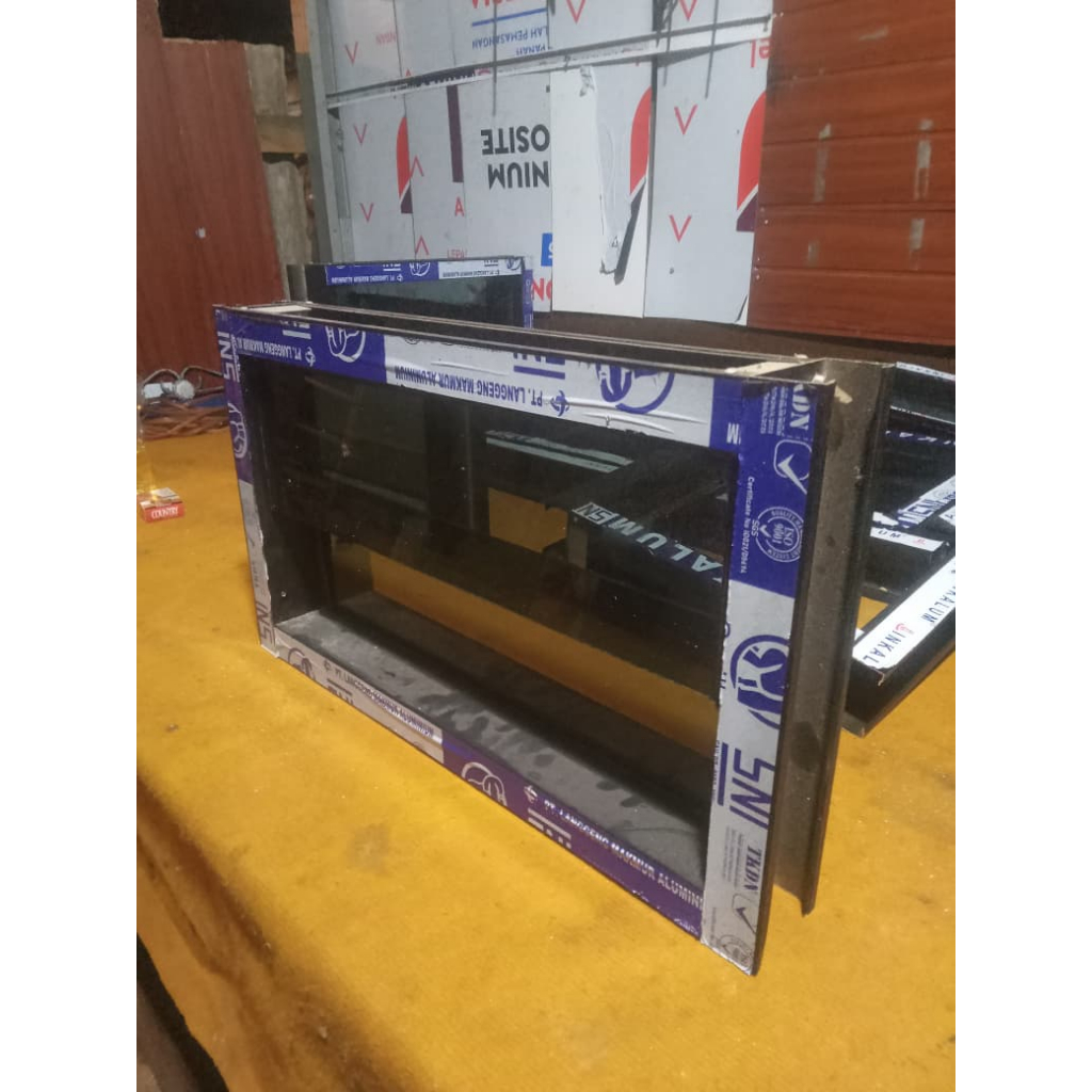 Jendela aluminium boven kaca zigzag 50x30