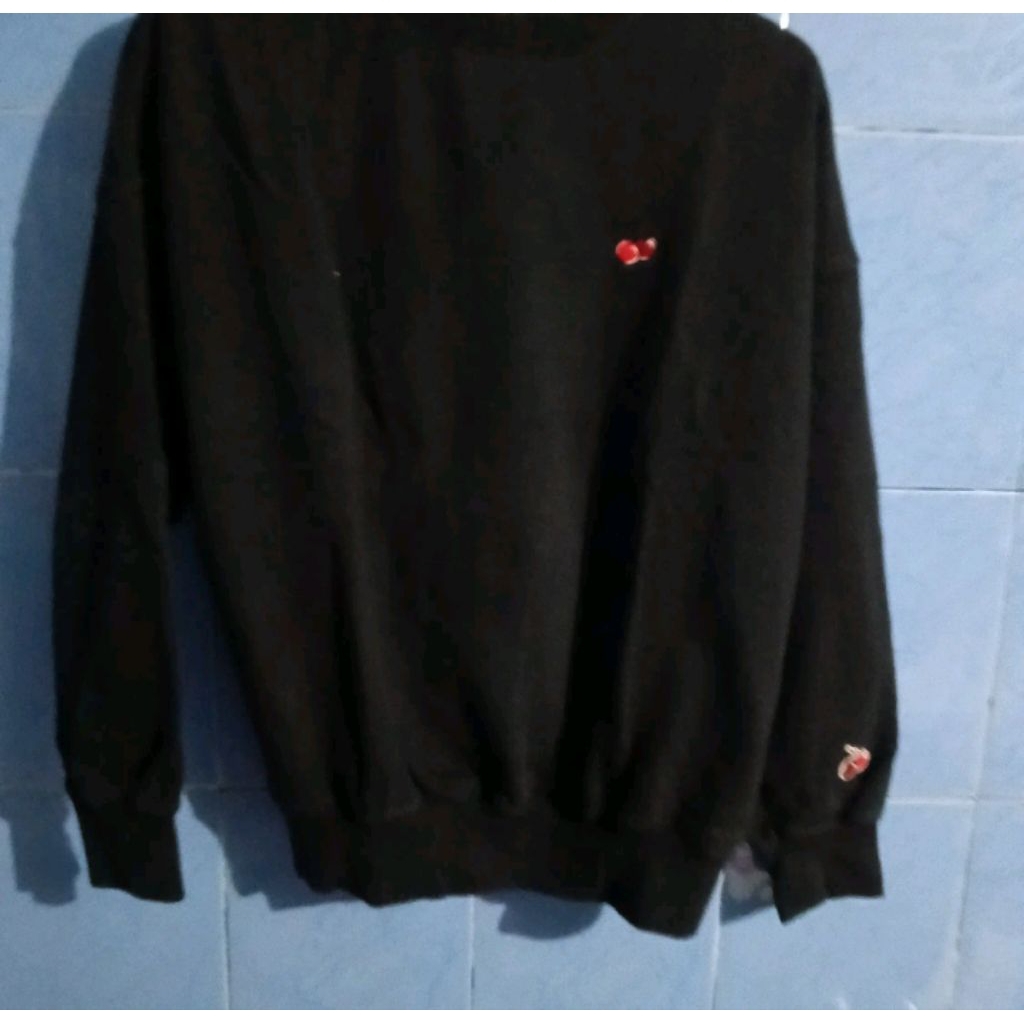crewneck kirsh hitam pekat