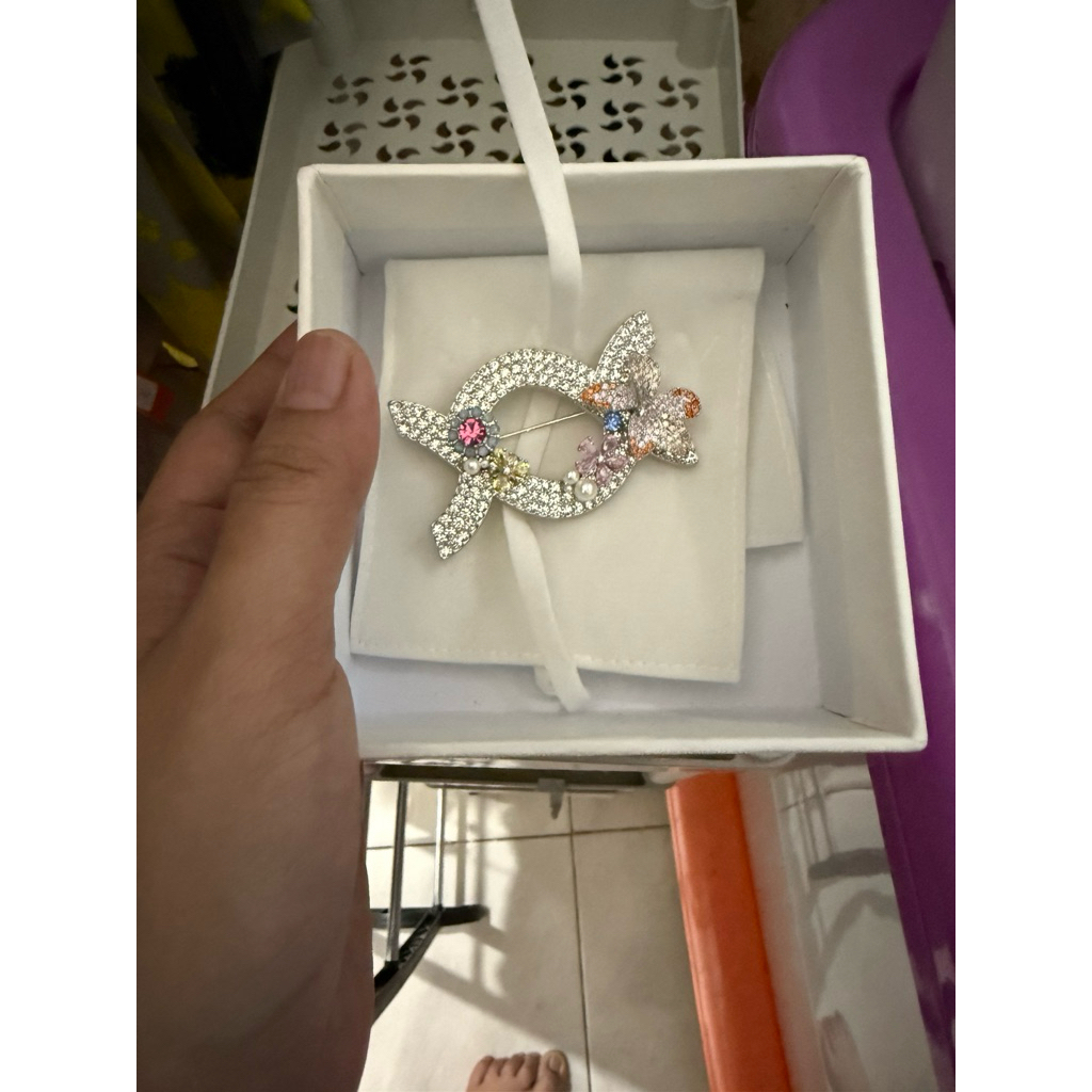 Clara brooch wearing klamby