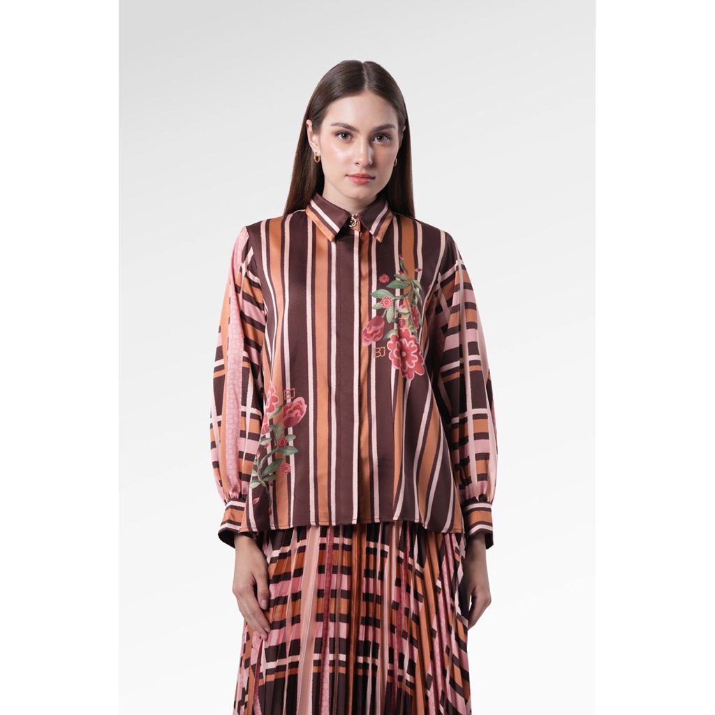 Benang Jarum Selena Crop Shirt