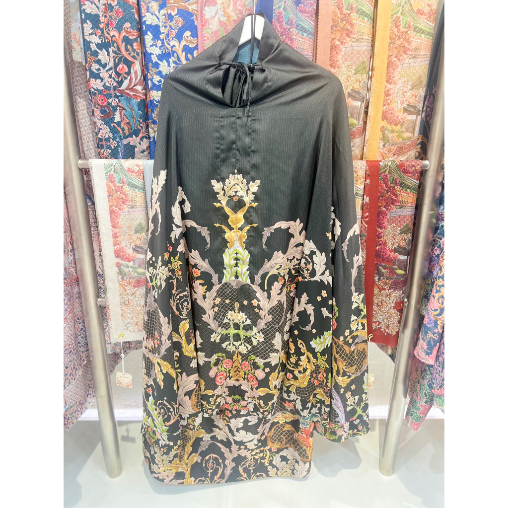 Royale Grandeur Prayer Robe Buttonscarves