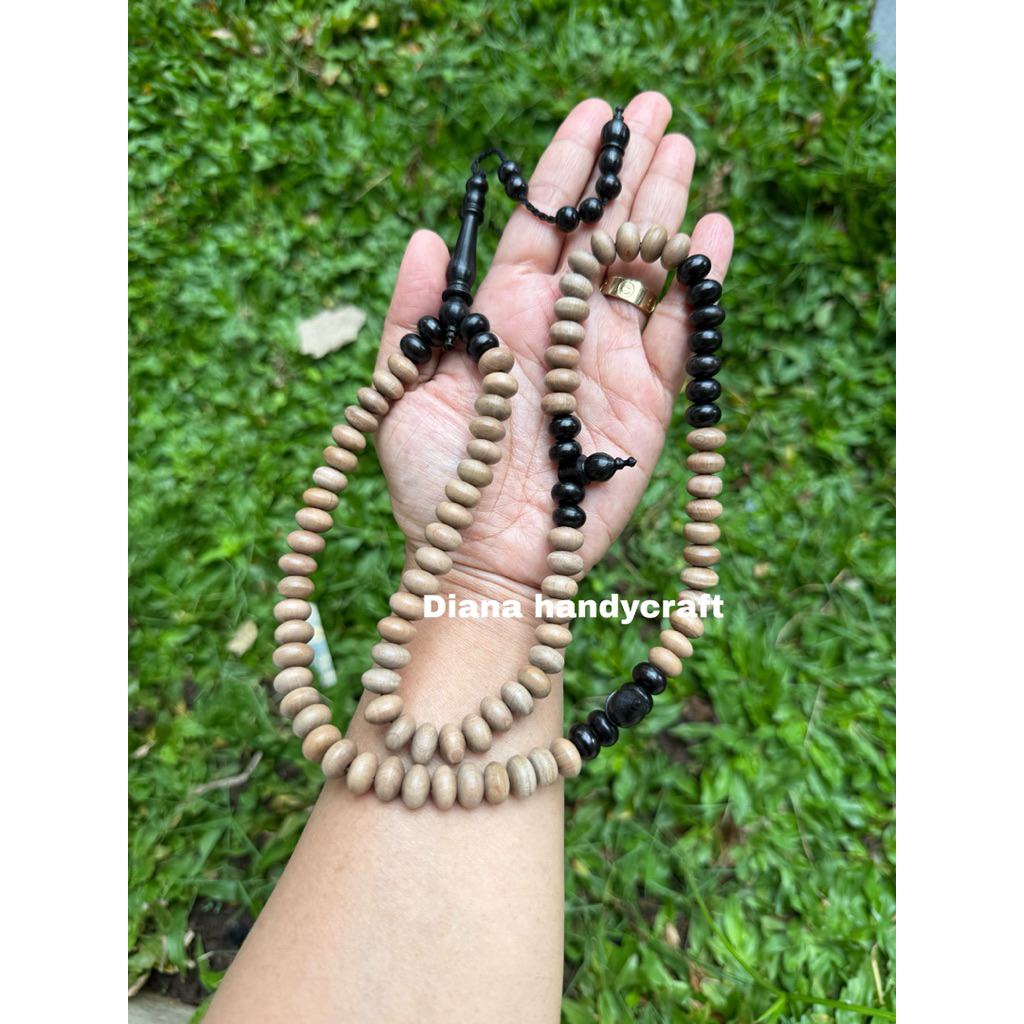 Tasbih Kombinasi Kayu Dewandaru Kayu Galih Kelor Hitam Model Pipih 99 Butir