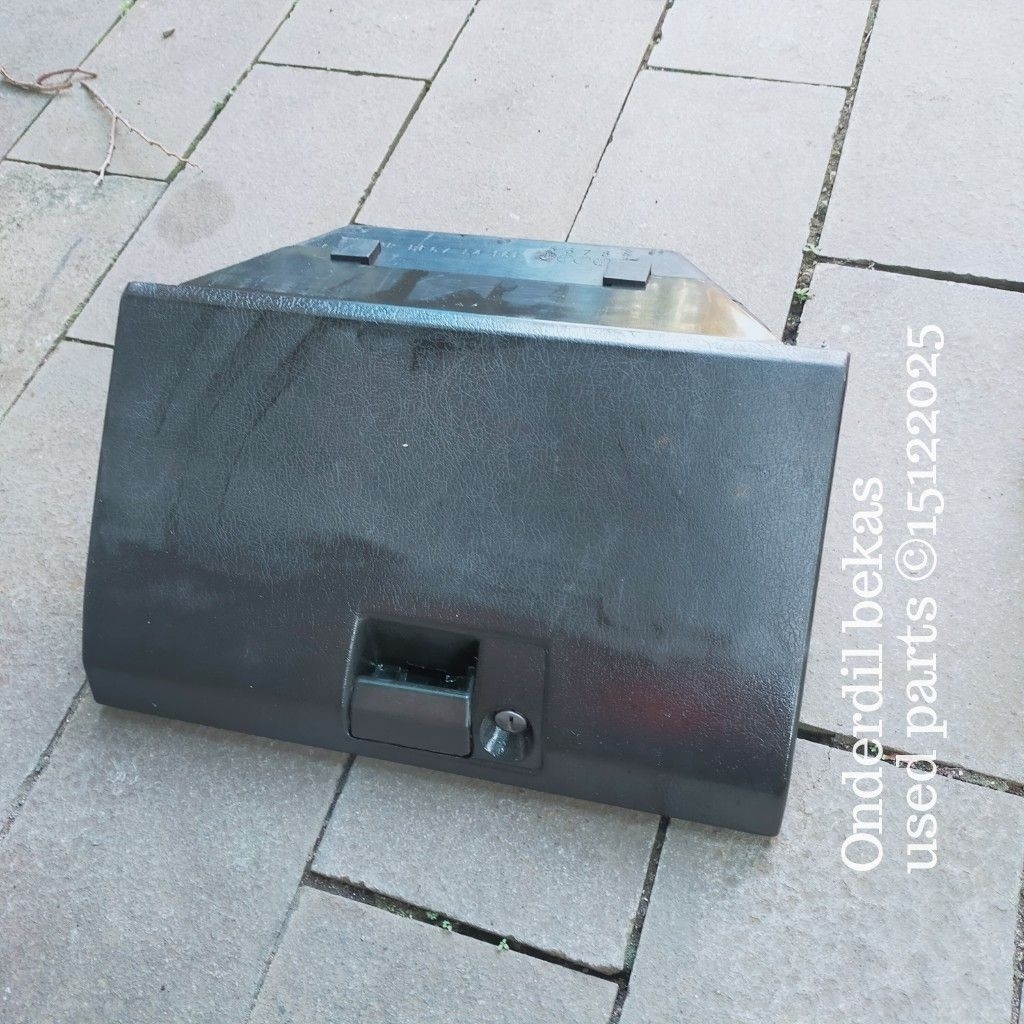 laci Glove box ford laser GL 1995