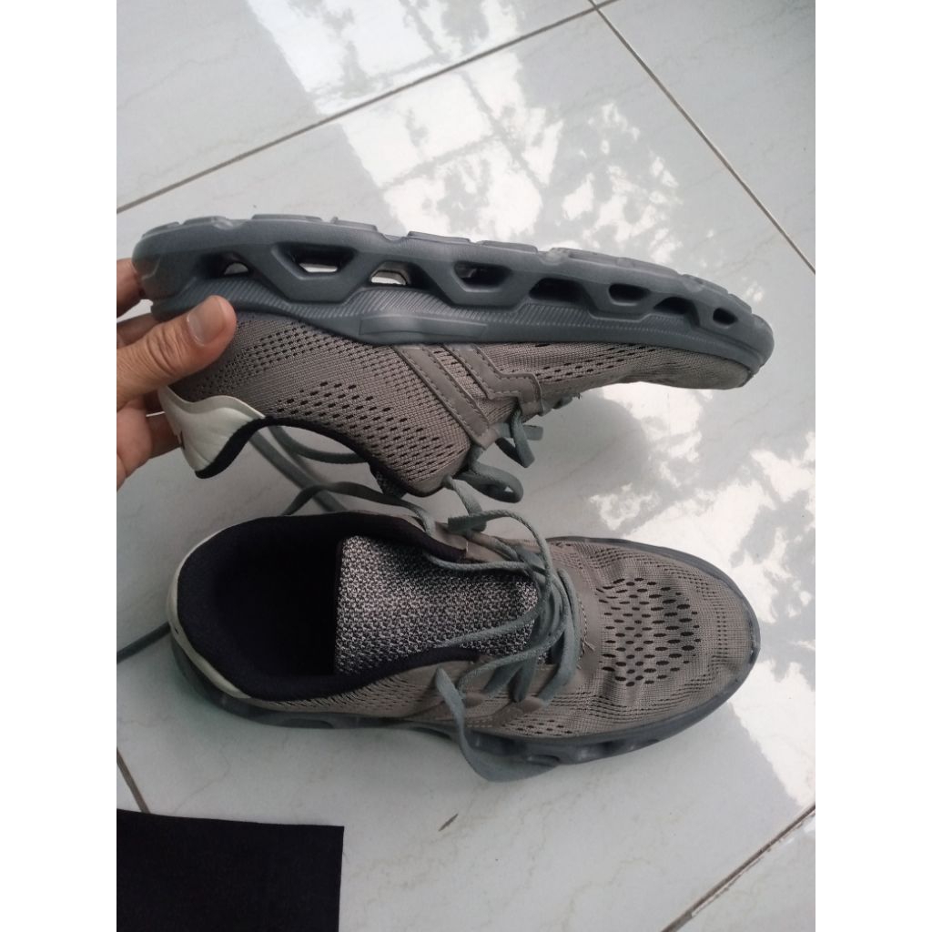 Sepatu running PIERO