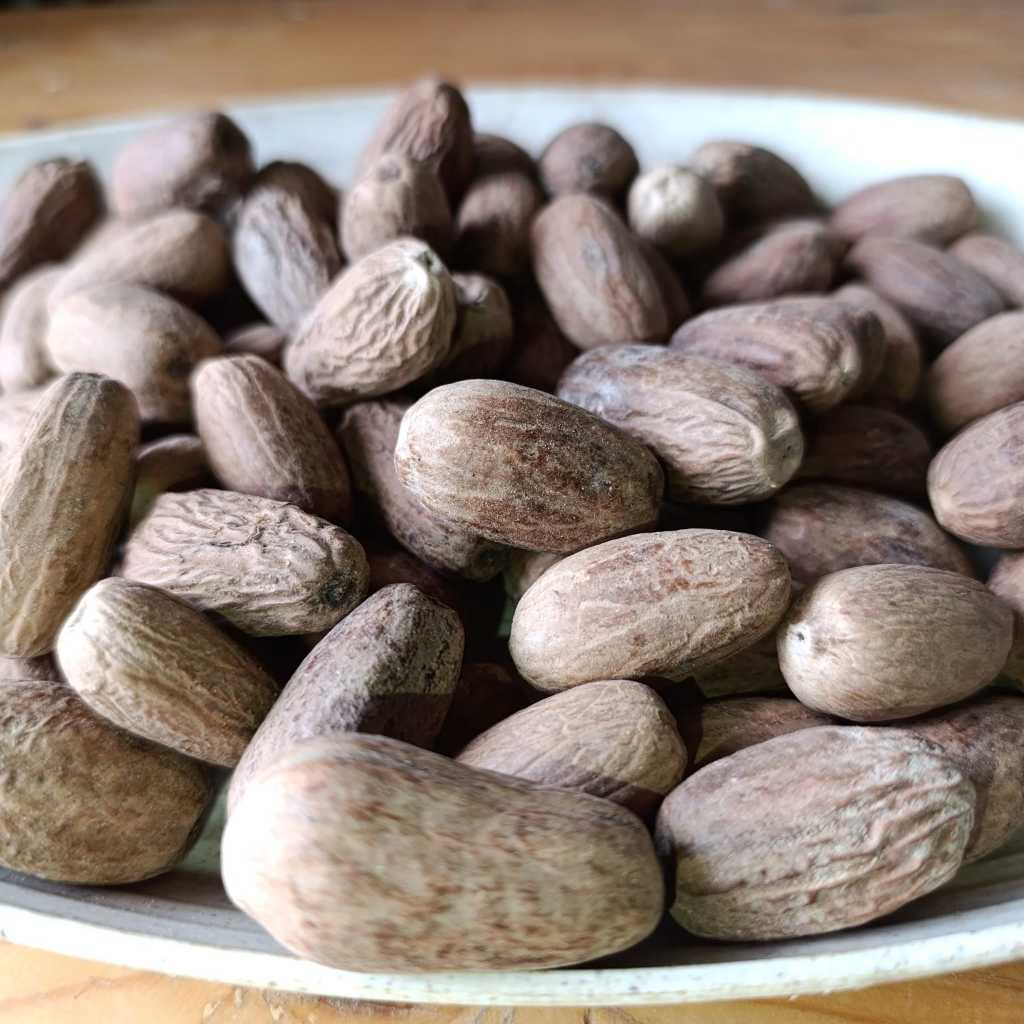 Biji Pala Kupas Lonjong Asli Papua 100gr - 500gr