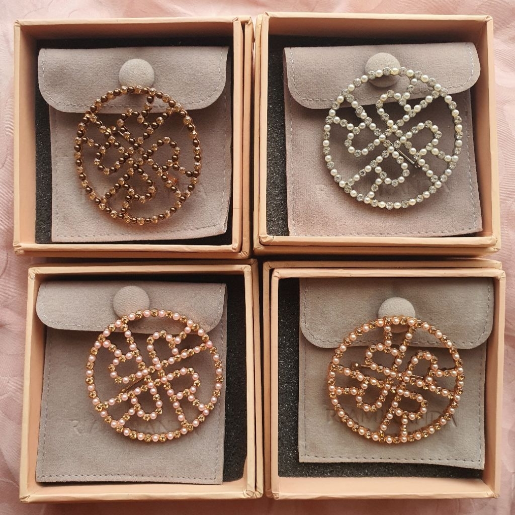 READY STOCK Riamiranda Alvia Brooch Logogram Bros Pin Ria Miranda Brooch RM Crystal Baguette Gold Si