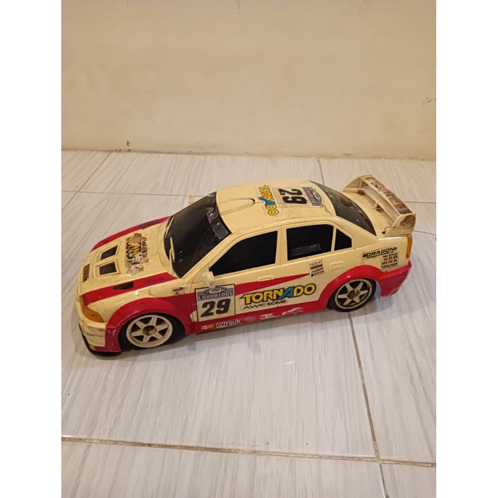 RC Mitsubishi Lancer EVO (Bekas)