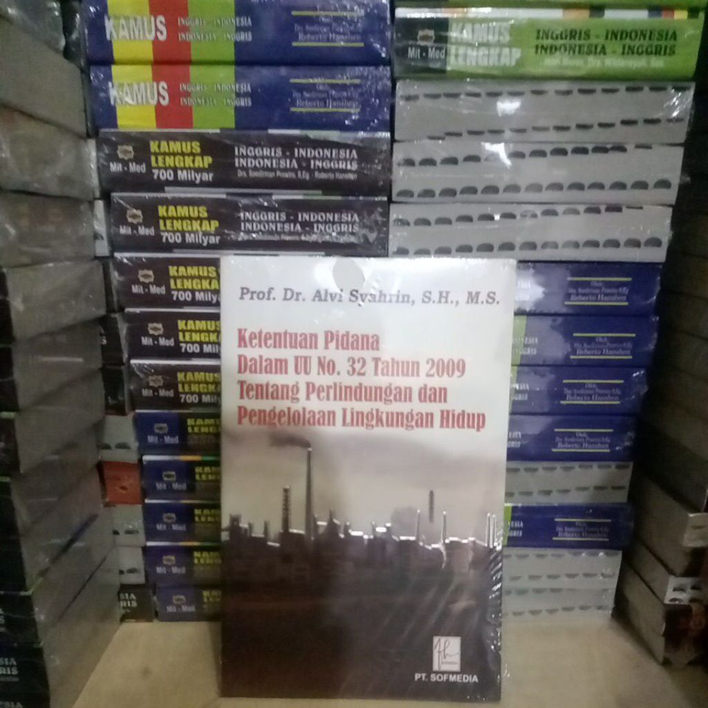 BUKU KETENTUAN PIDANA DALAM UU NO 32 TAHUN 2009 TENTANG PERLINDUNGAN DAN PENGELOLAAN LINGKUNGAN HIDU