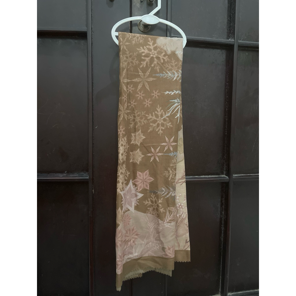 PL Buttonscarves Frozen Wood