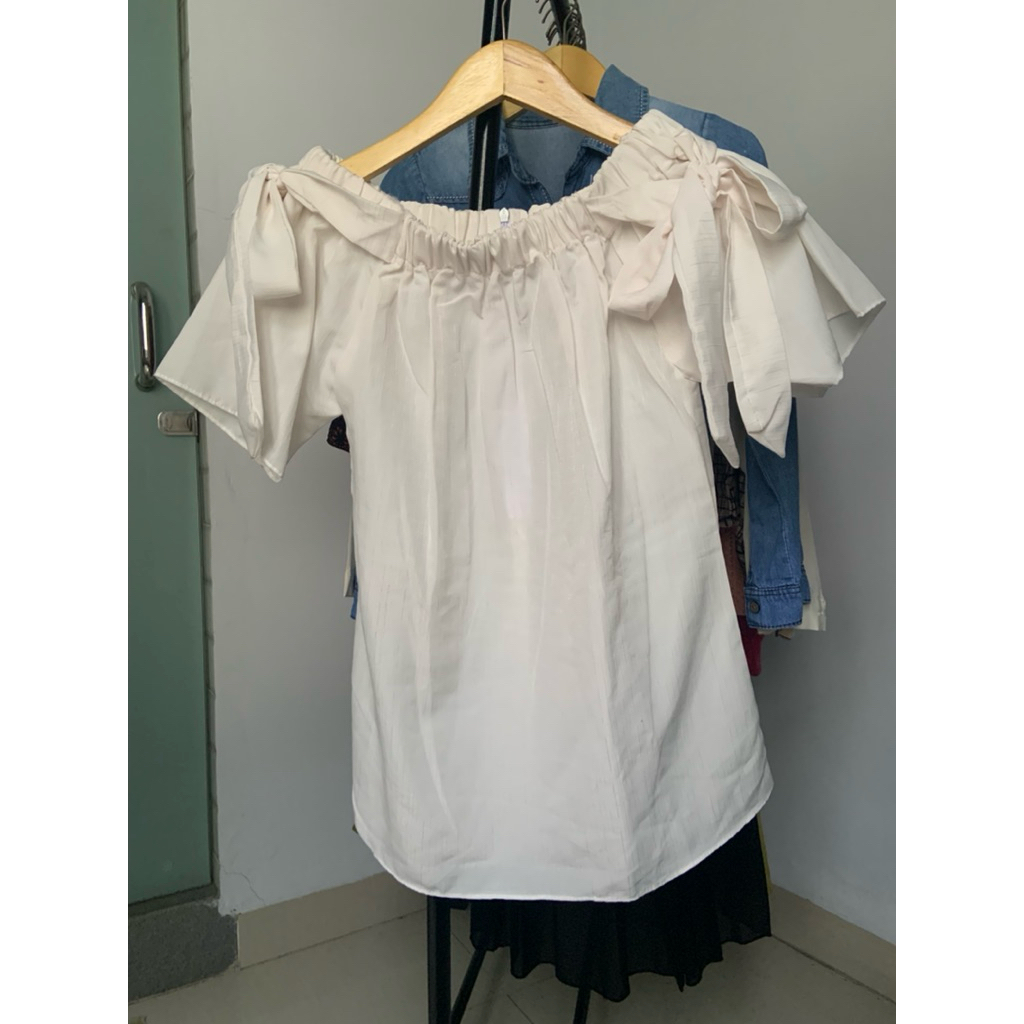 Baju Blouse Sabrina Wanita Putih Polos - Preloved
