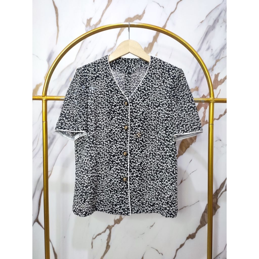 Daily Blazer Lengan pendek blouse leopard size M LD100-102 hitam putih kancing gold Daily tanpa furi