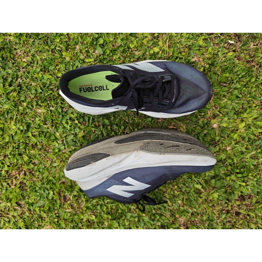 Sepatu lari running new balance nb fuelcell rebel v4 man graphite/black 42,5 Prelove Bekas Second