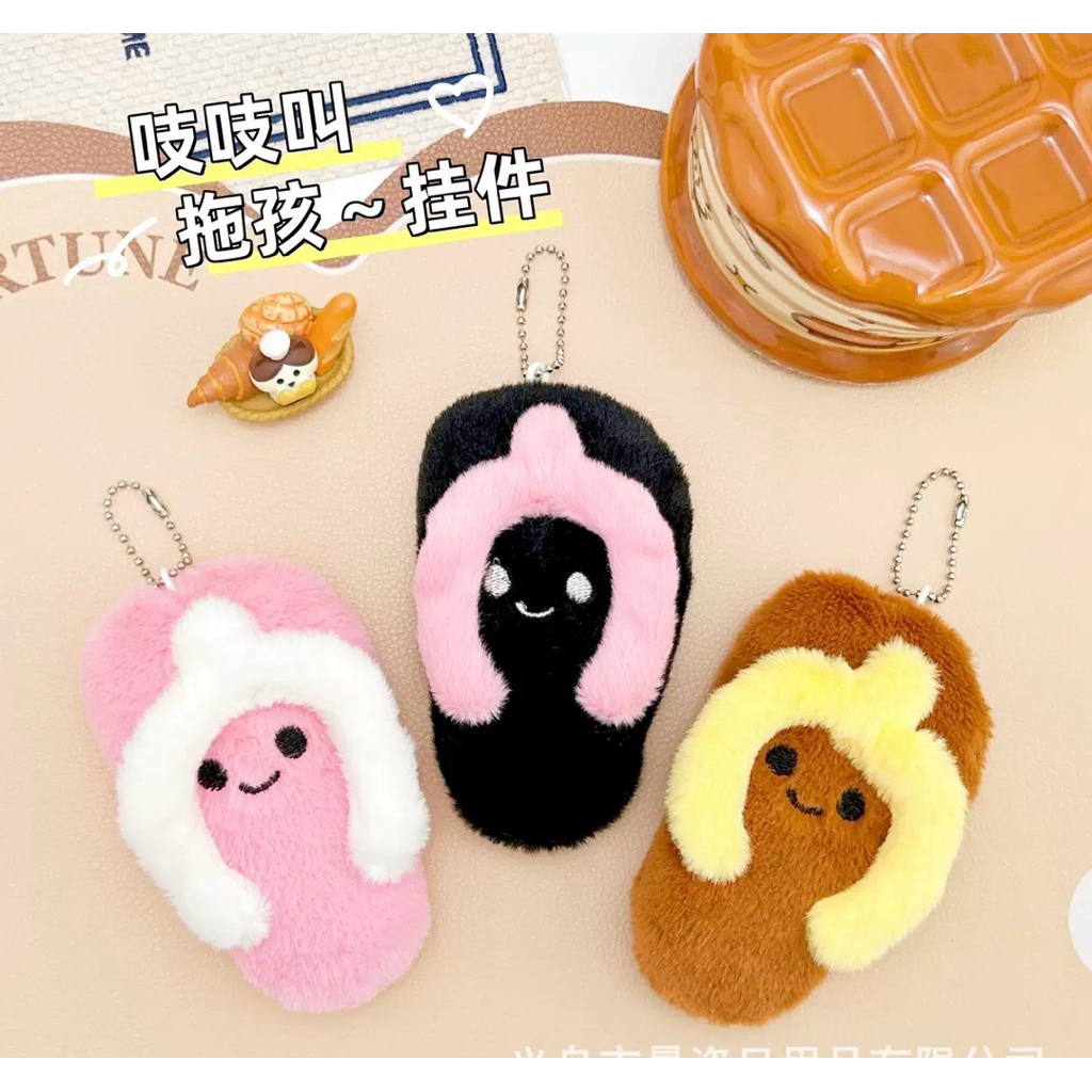 Gantungan Boneka Sandal Bulu
