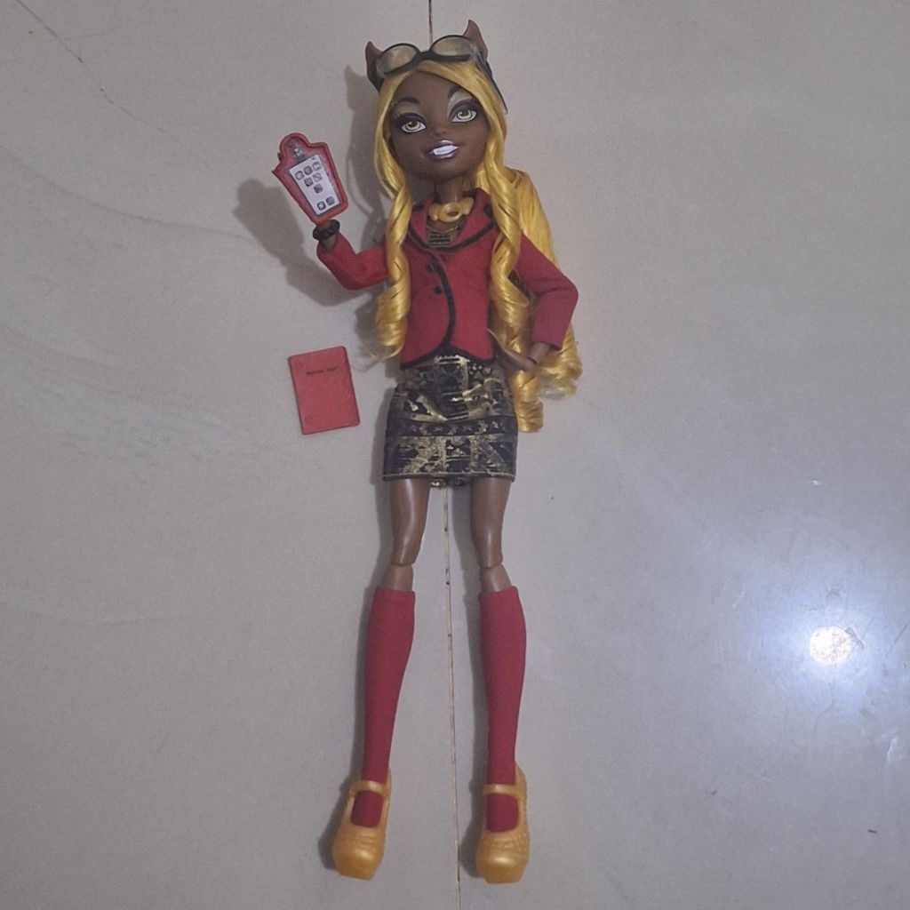 Boneka Monster High Signature Clawdia Wolf Mainan Frights Camera Action
