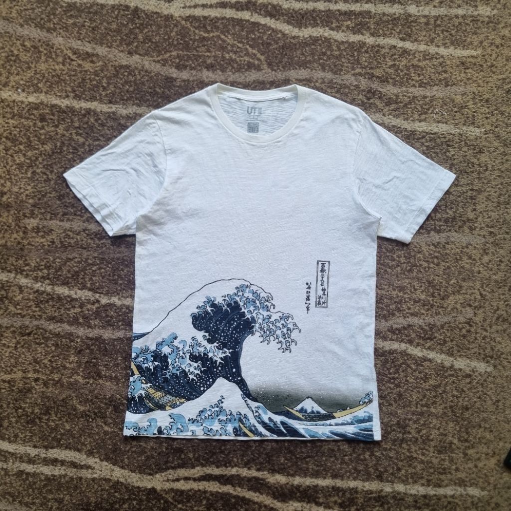 Kaos Uniqlo x Hokusai Blue