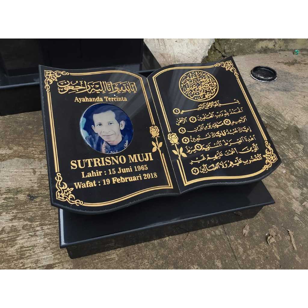 PLUS FOTO BATU NISAN BUKU ALQURAN 35X25 CM FULL DUDUKAN